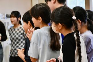 クイズの結果発表を待つ児童たち