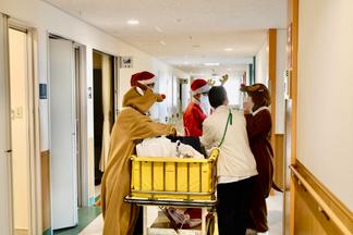 プレゼントを受け取った子ども