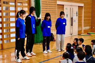 はじめの挨拶をする学生たち