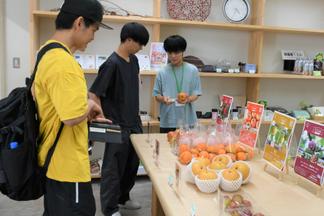 購入者に商品の説明をする学生