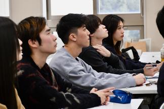 他のグループの発表を聞く学生たち