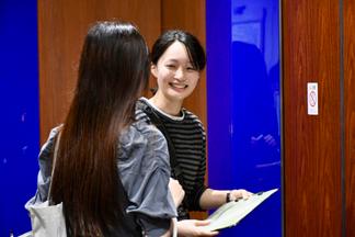 施設見学に向かう学生たち