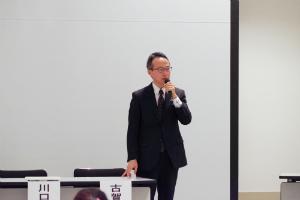 挨拶する古賀教授