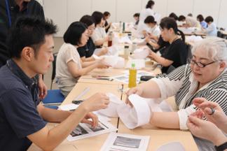 猛暑の8月に縫製を行う看護学科教員