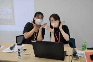 中国語で司会を務めた浅野さんと学生課(国際交流センター事務室)田尻さん
