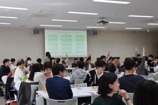 ホンネカフェ(第2部)は情報社会学科「キャリアデザインⅡ」とコラボ開催