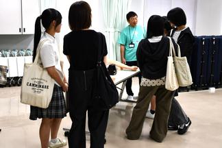 採血方法を説明する西学科長