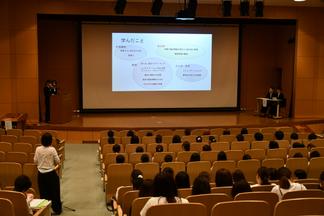 3年生が司会や座長、照明、マイク係を務め、学生主体で運営しました
