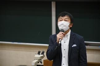 新学科の説明を行う西教授