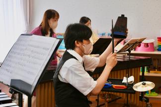 演奏を披露した九州打楽器合奏団の打楽器奏者