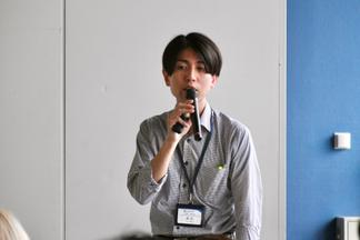 説明を担当した久留米市役所総務部人事厚生課の森田紘平さん