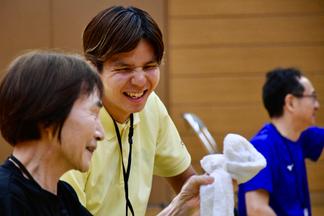 学生たちも参加者のサポートをしました