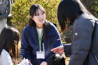 ワークショップの受付をする学生