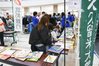 つなぐ書店による本のプレゼントコーナー