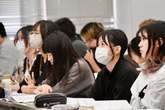 認知症についての理解を深める学生たち