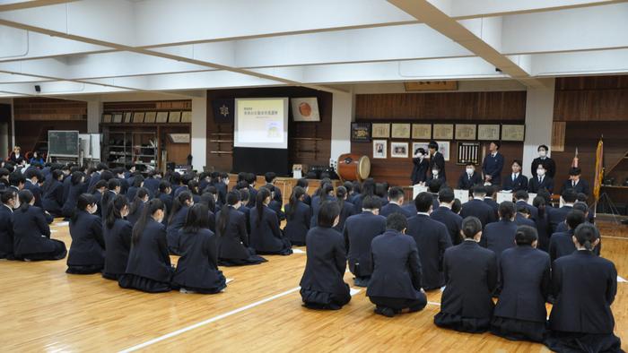 学生が高校生による模擬選挙をサポート