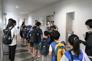 リードカウンセラーと心理学を学ぶ学生が、子どもたちとルールの確認をする様子