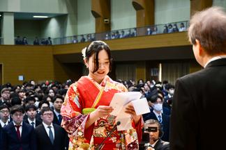 卒業生総代答辞、薗田理央さん(医学部医学科)