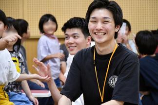 笑顔で対応する学生