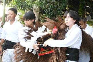 学生も獅子頭を持つ役割を体験しました