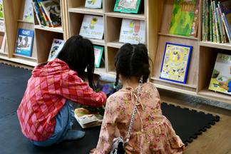 図書館司書が選ぶ絵本の展示