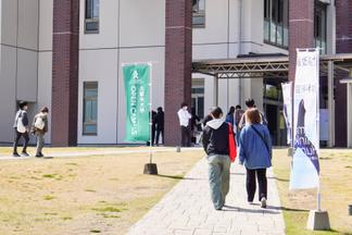 会場に向かう参加者