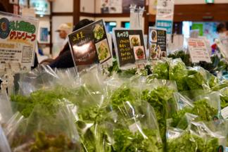 久留米の特産品や地元の農産物が並びます