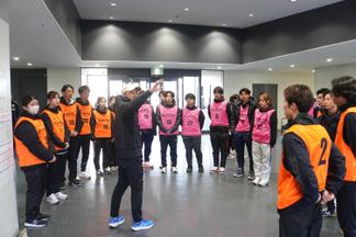 現場での役割について学生に説明する原教授