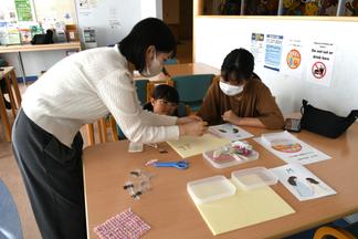マイヤリングの作り方を説明する水野さん