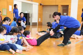 しっかり腕を組んで踏ん張っています