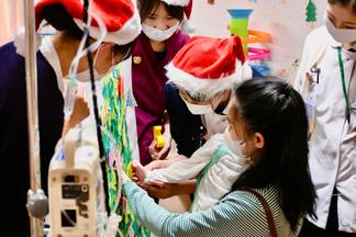 子どもたちが作った作品をツリーに飾りました