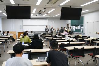 講義室で自習する学生