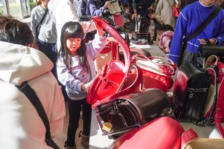 ご家族とランドセルを選ぶ子どもたち