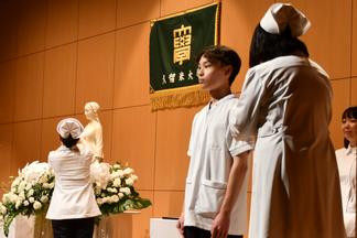 男子学生には肩に付けるエンブレムが授与されました