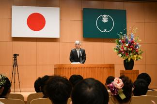 祝辞を述べる石竹達也医学部長