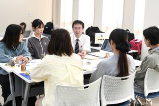 第２部の「ホンネCAFE」は会社説明からスタート
