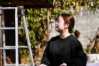 参加者に作業内容を説明する学生