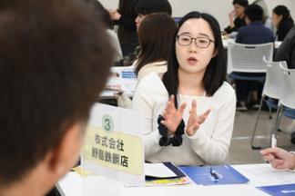 積極的に質問をする学生