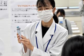 丁寧に説明する学生