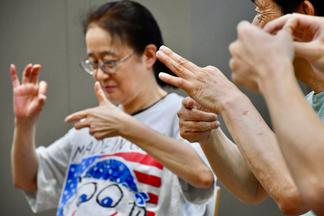指先を使った脳トレに取り組む参加者