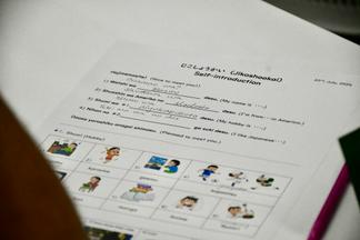自己紹介や挨拶などを中心に学習