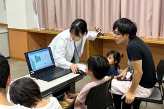 子どもたちのプログラミングをサポート　