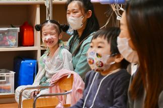 パフォーマンスを楽しむ子どもたち