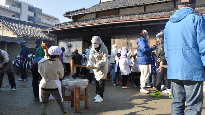 留学生がふれあい餅つき大会に参加