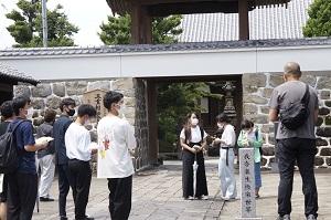 カッパガイドツアーを体験する学生