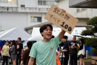 会場内で呼び込みをする学生
