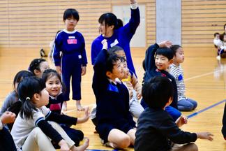 学生の説明を聞く子どもたち