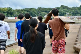 会場の干潟に向かう参加者