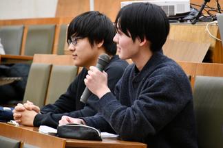 講演後には学生から質問も出ました
