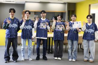 手のサインはアビスパ福岡30周年を記念したもの